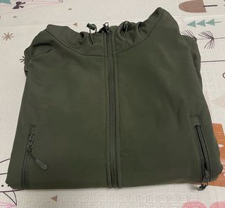 Chaqueta militar softshell con parches