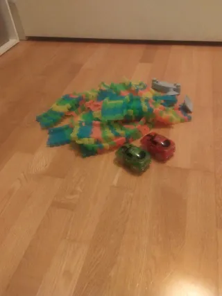 Pista de coches que brilla en la oscuridad