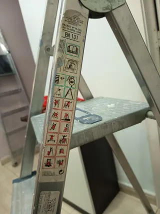 Escalera metálica plegable