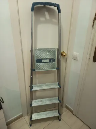 Escalera metálica plegable