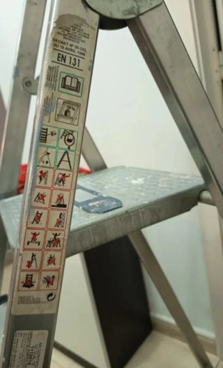 Escalera metálica plegable