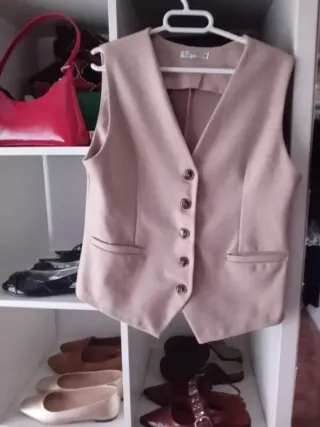 Chaleco beige y regalo rosa Talla M
