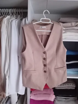 Chaleco beige y regalo rosa Talla M