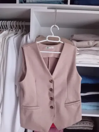 Chaleco beige y regalo rosa Talla M