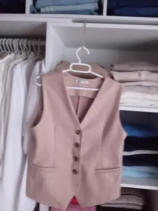 Chaleco beige y regalo rosa Talla M