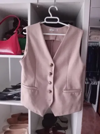Chaleco beige y regalo rosa Talla M