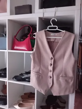 Chaleco beige y regalo rosa Talla M