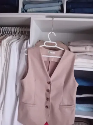 Chaleco beige y regalo rosa Talla M