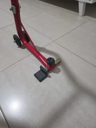 Caballete trasero moto rojo