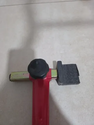 Caballete trasero moto rojo