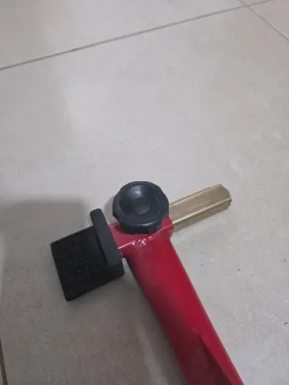 Caballete trasero moto rojo