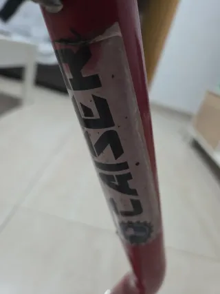 Caballete trasero moto rojo