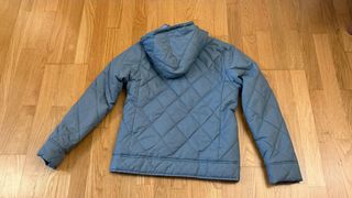 Cazadora acolchada azul con capucha