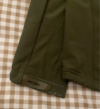 Chaqueta militar softshell con parches