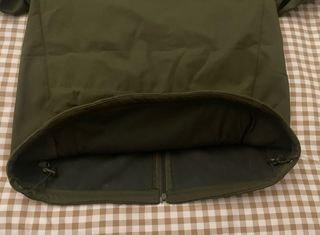 Chaqueta militar softshell con parches