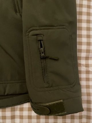 Chaqueta militar softshell con parches