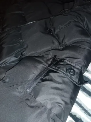 Abrigo negro con capucha de pelo