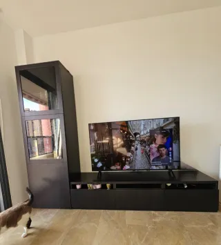 Mueble TV modular negro.