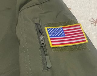 Chaqueta estilo militar softshell con parches