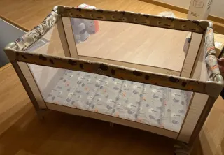 Parque cuna infantil con estampado