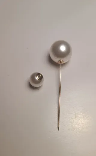 Broche de aguja con perlas