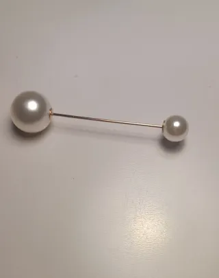 Broche de aguja con perlas