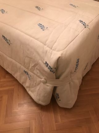 Colcha y edredón floral blanco y azul