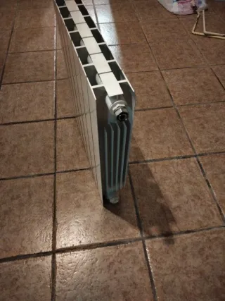 Radiador de aluminio blanco.