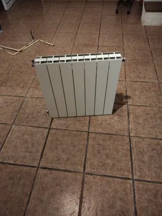 Radiador de aluminio blanco.