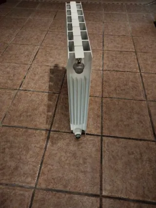 Radiador de aluminio blanco.