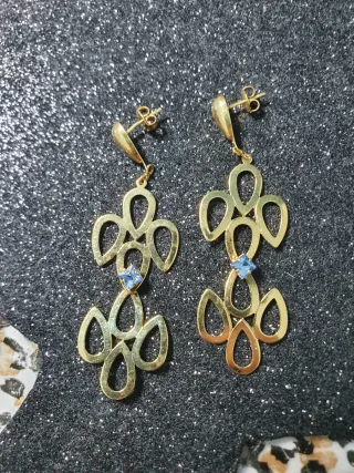 Pendientes dorados largos con piedra azul