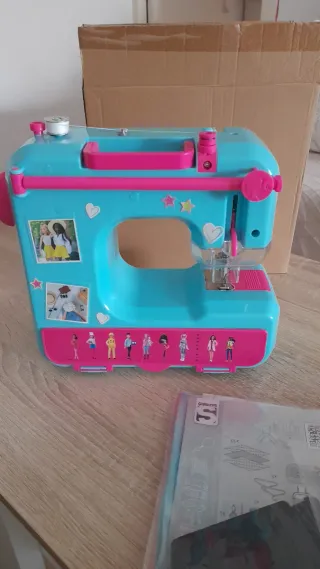 Máquina de coser Barbie azul y rosa