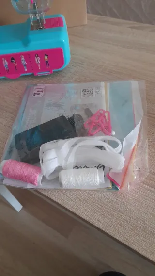 Máquina de coser Barbie azul y rosa