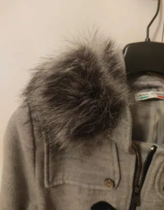 Abrigo gris con capucha y pelo