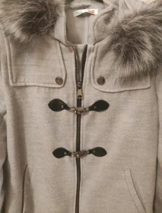 Abrigo gris con capucha y pelo