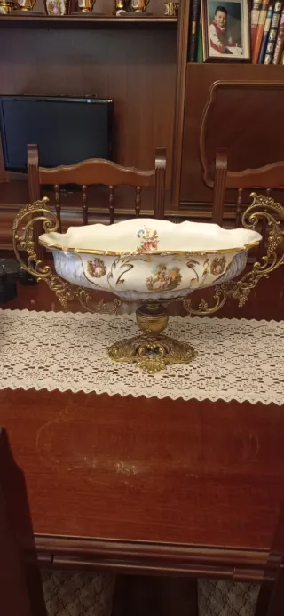 Centro de mesa porcelana y bronce clásico