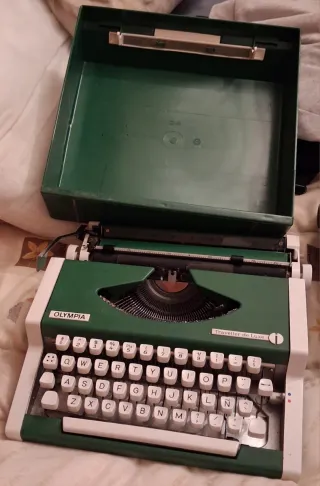 Máquina de escribir Olympia Traveller de Luxe