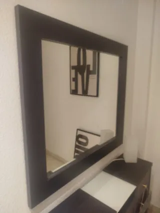 Mueble recibidor con cajones y espejo y cuadros NY