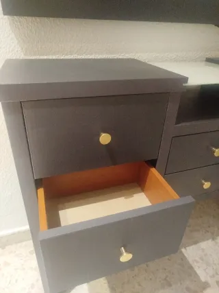 Mueble recibidor con cajones y espejo y cuadros NY