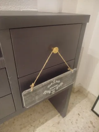 Mueble recibidor con cajones y espejo y cuadros NY