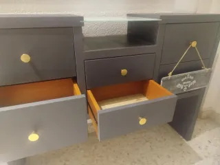 Mueble recibidor con cajones y espejo y cuadros NY