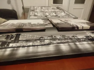 Mueble recibidor con cajones y espejo y cuadros NY