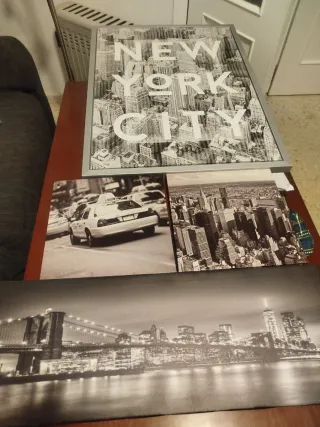 Mueble recibidor con cajones y espejo y cuadros NY