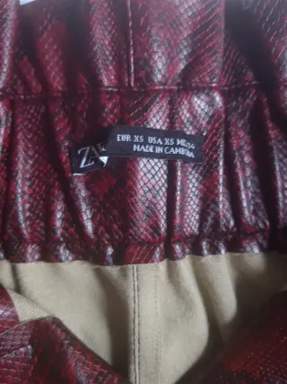 Minifalda efecto piel Zara