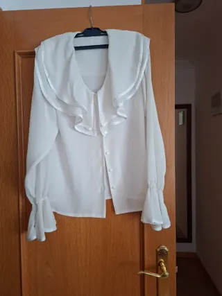 Blusa blanca con volantes