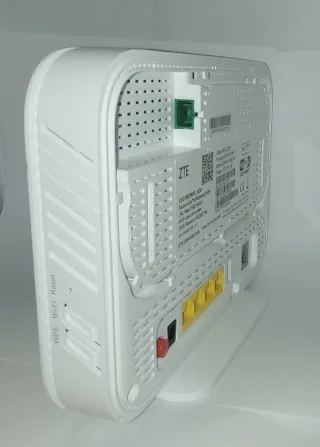 Router ZTE WiFi 6 con puerto de fibra óptica