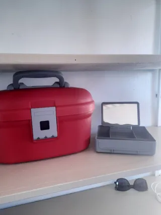 Maleta de mano roja y gris