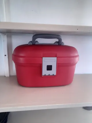 Maleta de mano roja y gris