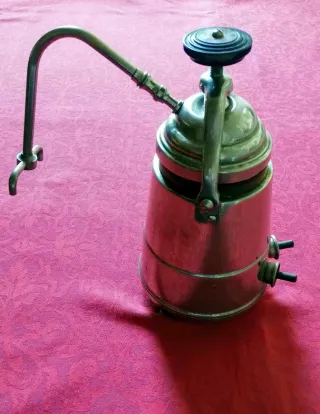 Cafetera antigua de metal