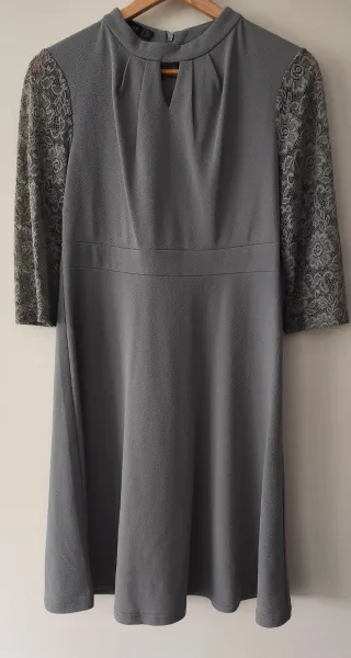 Vestido gris con mangas de encaje